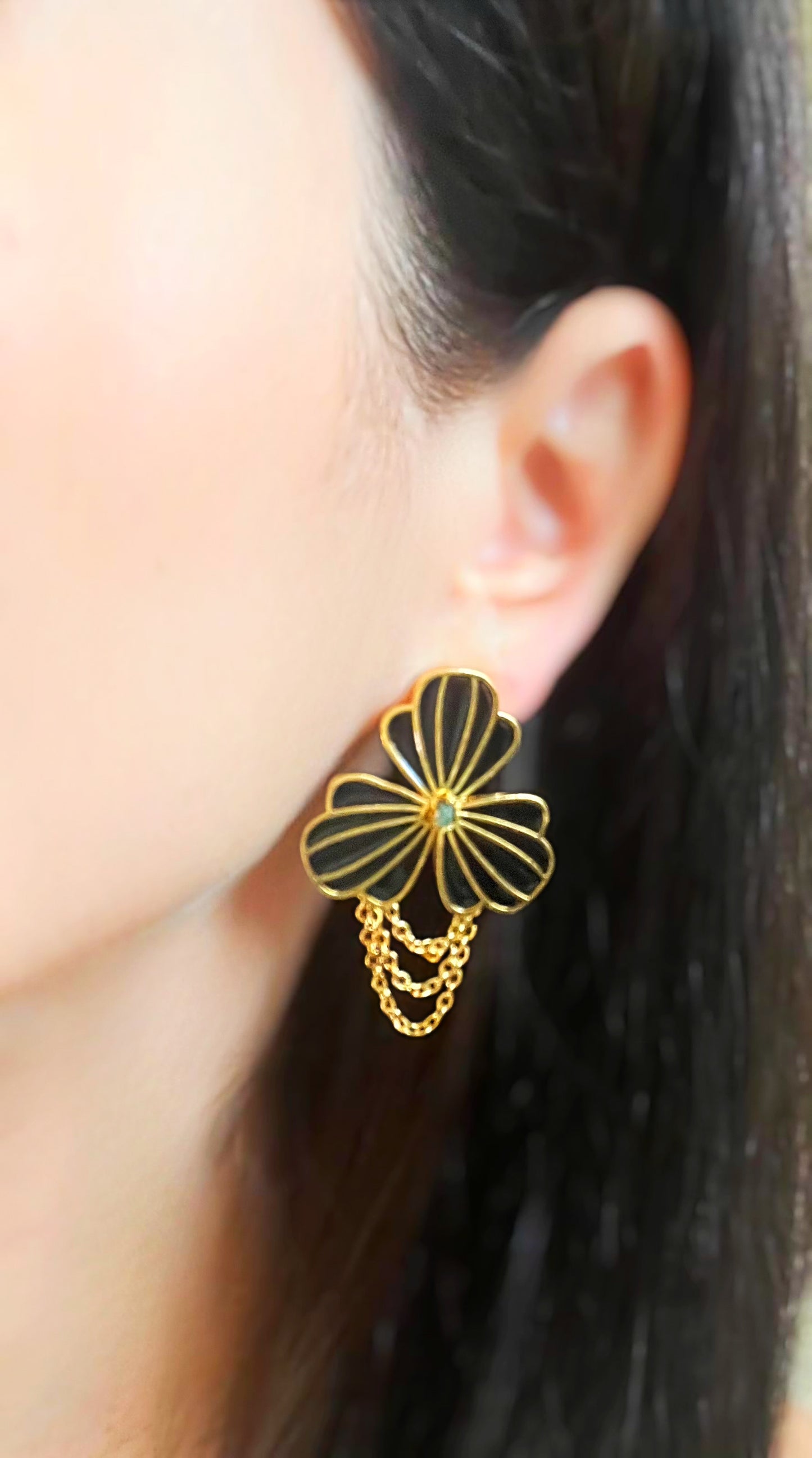 Flower earrings with natural emeralds