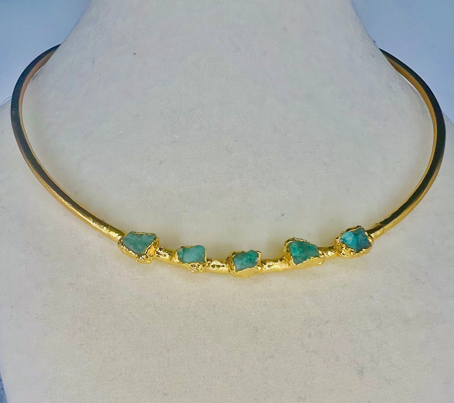 Chocked necklace with natural emeralds