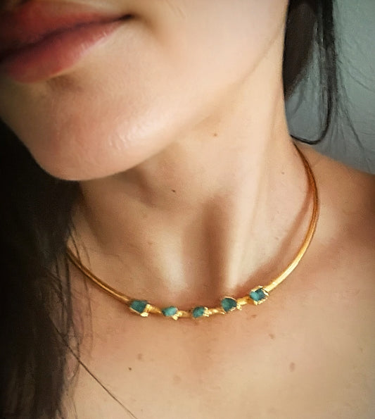 Chocked necklace with natural emeralds