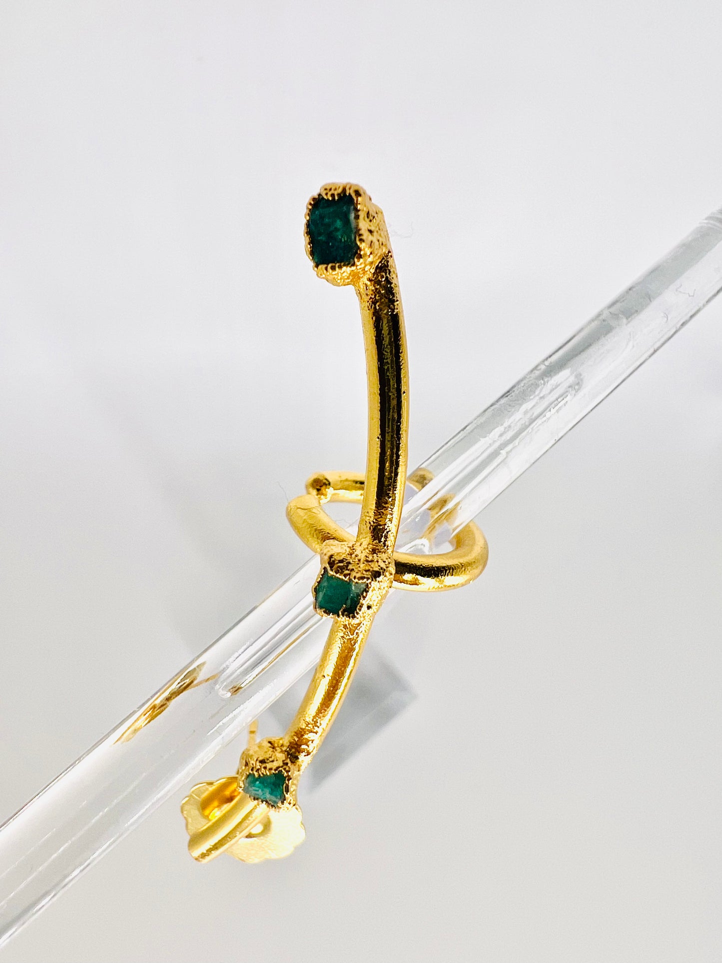 Ear-cuff three stone emerald earring